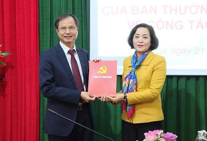 Bí thư Tỉnh ủy Ninh Bình Nguyễn Thị Thanh trao quyết định cho đồng chí Bùi Thiện Thi.