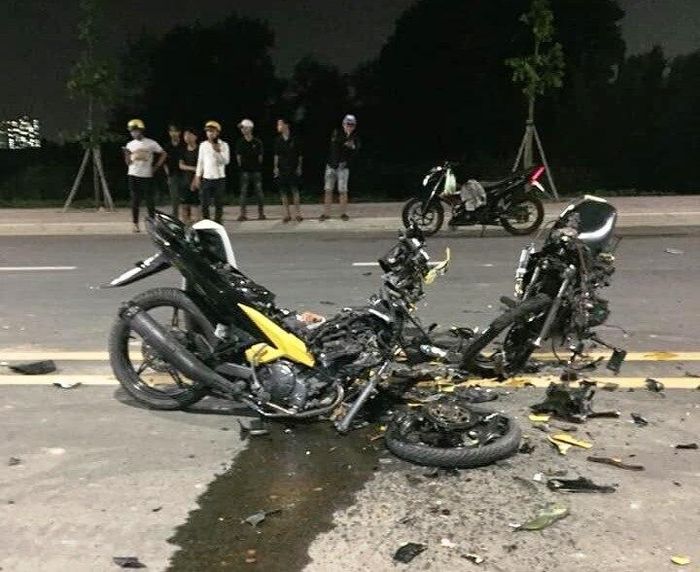 2 chiếc xe vỡ vụn sau cú tông mạnh (ảnh: báo Giao thông).