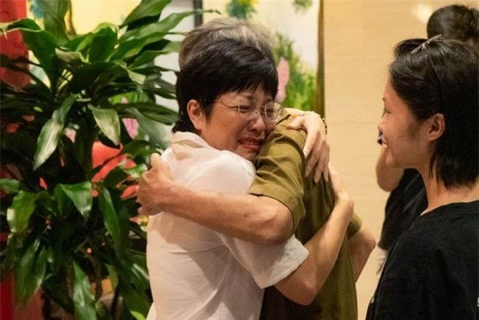 Thảo Vân xúc động ôm bố mẹ Công Lý trong một chương trình.