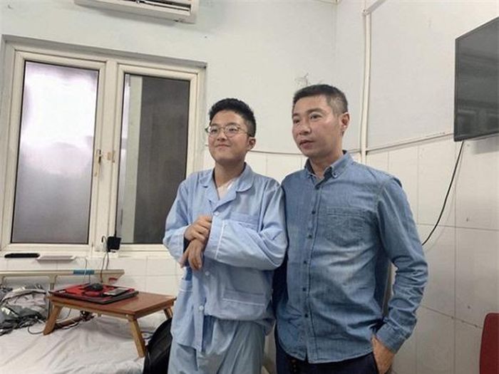 Nữ MC luôn tạo cơ hội để hai bố con gần gũi, quan tâm nhau.