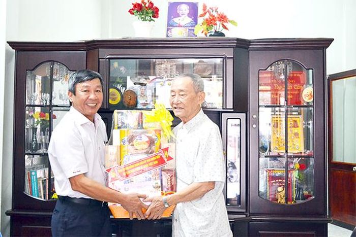 Vào Ngày thành lập Đảng 3-2 hằng năm và chuẩn bị đón năm mới, Ban TVTU đều tổ chức các đoàn đi thăm đảng viên lão thành, đây là nét văn hóa được duy trì nhiều năm ở Đảng bộ Đồng Nai. Trong ảnh: Phó bí thư thường trực Tỉnh ủy Hồ Thanh Sơn thăm đảng viên Nguyễn Cần, 72 năm tuổi Đảng, ngụ phường An Bình, TP.Biên Hòa. Ảnh:P. Hằng