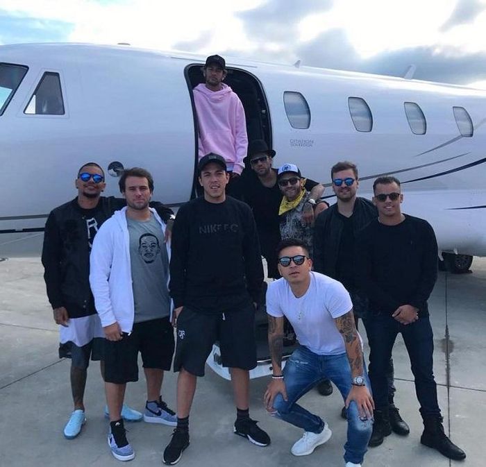 Máy bay riêng của Neymar có đủ chỗ cho đoàn tùy tùng của anh