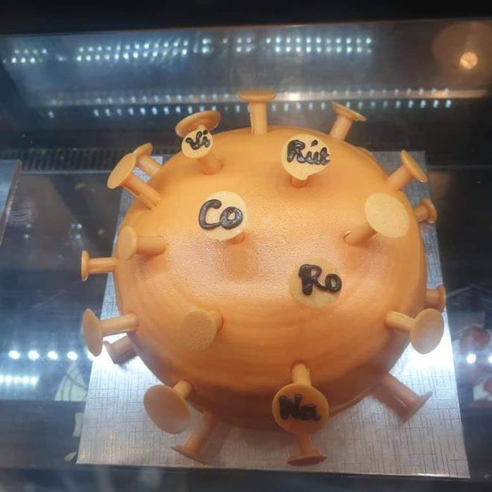 Chiếc bánh ngọt này sẽ nhắc nhở bạn rằng virus corona có thể đang ở bất cứ đâu, hãy đề phòng! (Ảnh: Facebook)