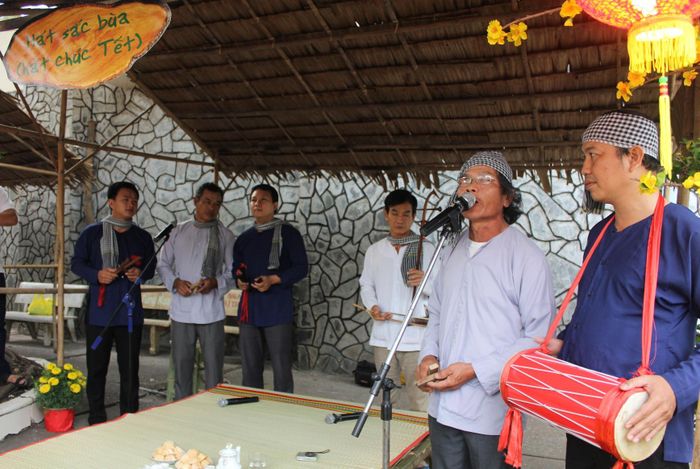 Biểu diễn hát sắc bùa trong chương trình “Sắc Xuân miệt vườn”.