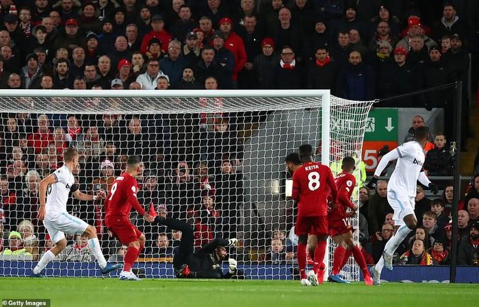 Ngay lập tức West Ham cũng có được bàn gỡ từ pha không chiến của trung vệ Issa Diop.