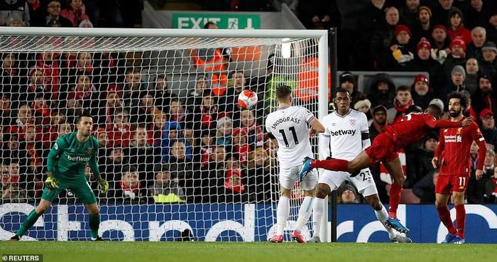 Thể hình không vượt trội nhưng Wijnaldum vẫn bật cao đánh đầu giúp Liverpool mở điểm.