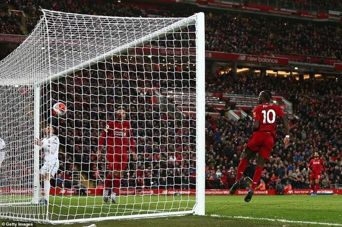 Đến phút 81, Liverpool "quật ngã" được West Ham với chiến thắng 3-2 bằng pha đệm bóng cận thành của Mane.