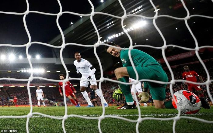 Thủ môn Fabianski trở thành tội đồ khi bắt hụt bóng giúp Liverpool có bàn gỡ hòa 2-2.