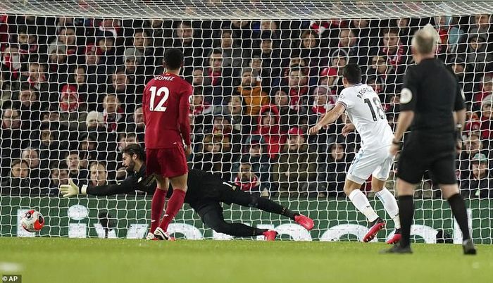 Sang hiệp 2, West Ham gây bất ngờ khi vươn lên dẫn trước 2-1 bằng pha chớp thời cơ dứt điểm của Pablo Fornals.
