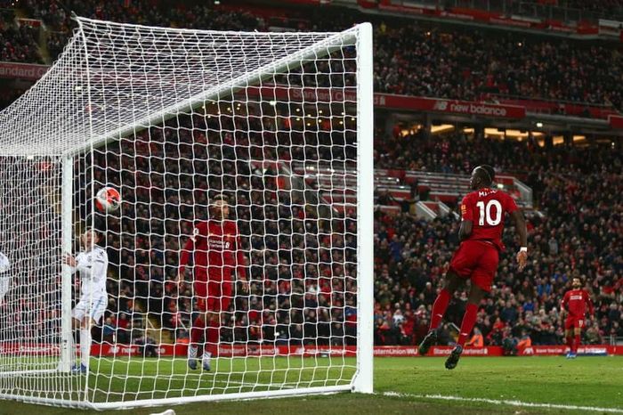  May mắn tiếp tục mỉm cười với Liverpool ở bàn ấn định tỷ số 3-2. Sau cú sút xa của Joe Gomez, bóng đập vào người một cầu thủ West Ham. Alexander-Arnold băng xuống rất nhanh và tạt bóng cho Mane ghi bàn vào lưới trống. 