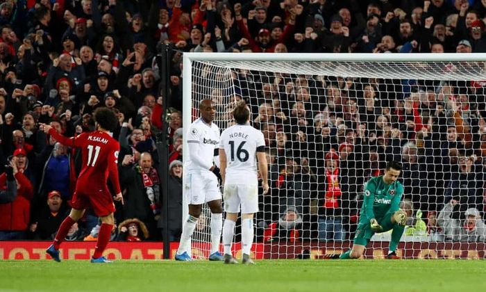  Phút 68, thành quả đã đến với Liverpool. Sau một pha dàn xếp tấn công bài bản, Mohamed Salah tung cú sút trong vòng cấm. Bóng đi không khó nhưng thủ thành Lukasz Fabianski, người chơi rất hay từ đầu trận, lại để lọt háng. 