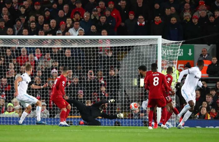  Chỉ 3 phút sau, West Ham có bàn gỡ hòa. Từ pha phạt góc bên cánh phải, trung vệ Issa Diop bật cao đánh đầu, hạ gục thủ thành Alisson Becker. 1-1 cũng là tỷ số sau khi hiệp một kết thúc. 