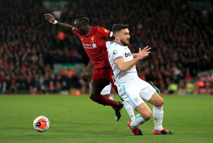  Từ lúc này, Liverpool đẩy nhanh tốc độ trận đấu nhằm tìm kiếm bàn gỡ hòa. Họ dồn ép đối thủ và tạo được nhiều cơ hội. 