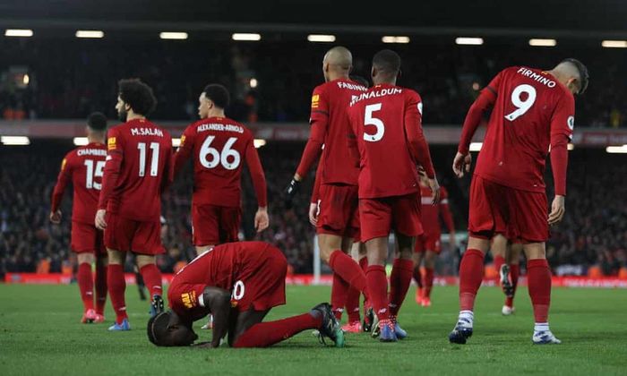  Với 3 điểm nhọc nhằn này, Liverpool tiếp tục duy trì khoảng cách 22 điểm với Man City. Họ cũng giữ vững thành tích toàn thắng trên sân nhà ở mùa giải 2019/20. Nếu tính cả mùa giải trước, đoàn quân của HLV Juergen Klopp đã có 21 trận thắng liên tiếp trên sân Anfield. 
