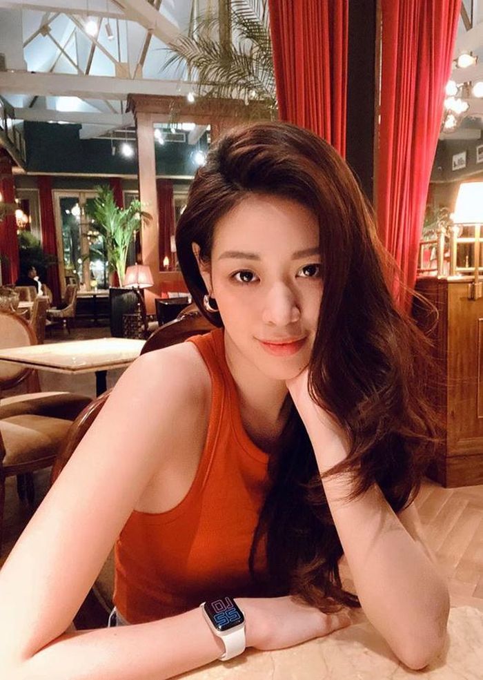 Có thể thấy Khánh Vân thay đổi nhiều về ngoại hình. Ngoài vẻ gợi cảm, hoa hậu còn toát lên tinh thần năng động và khỏe khoắn ở đời thường. 9X cũng thử nghiệm nhiều kiểu tóc khác nhau để tìm ra hình ảnh phù hợp nhất. 