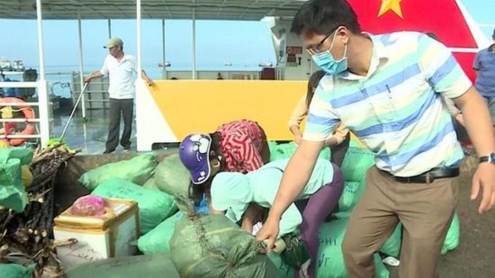  Chính quyền Lý Sơn tăng cường kiểm soát tỏi từ nơi khác đưa về đảo.