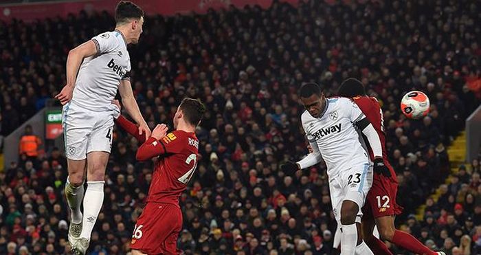 Diop gỡ hòa, cũng bằng một cú đánh đầu