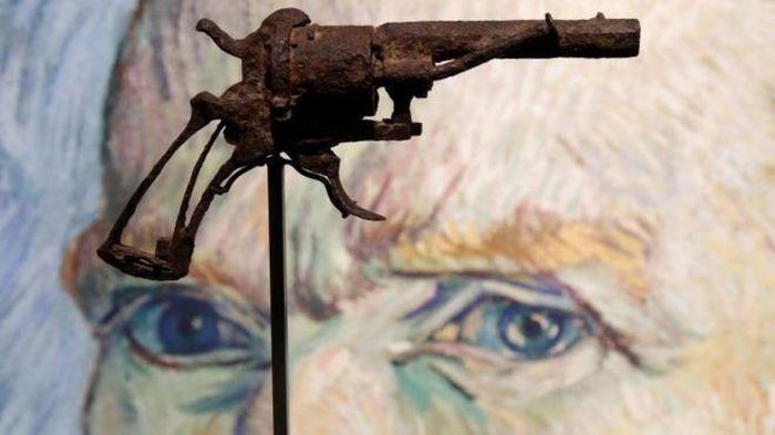 Khẩu súng lục gỉ sét này trùng khớp với số tuổi và cỡ đạn mà Van Gogh dùng để tự sát.