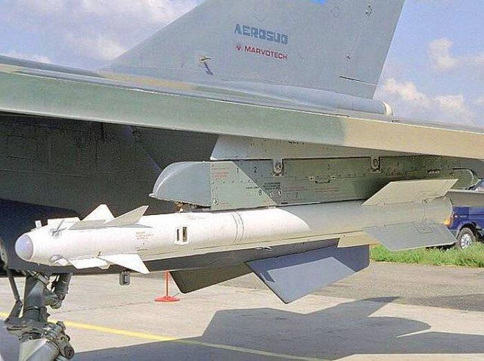 Trong khi đó tên lửa R-77 hiện đại hơn lại mới chỉ được ra đời từ năm 2002. Loại tên lửa này có trọng lượng tổng cộng 175 kg, đường kính 200mm, có tầm hoạt động từ 80 tới 190 km tùy phiên bản. Nguồn ảnh: QQ.