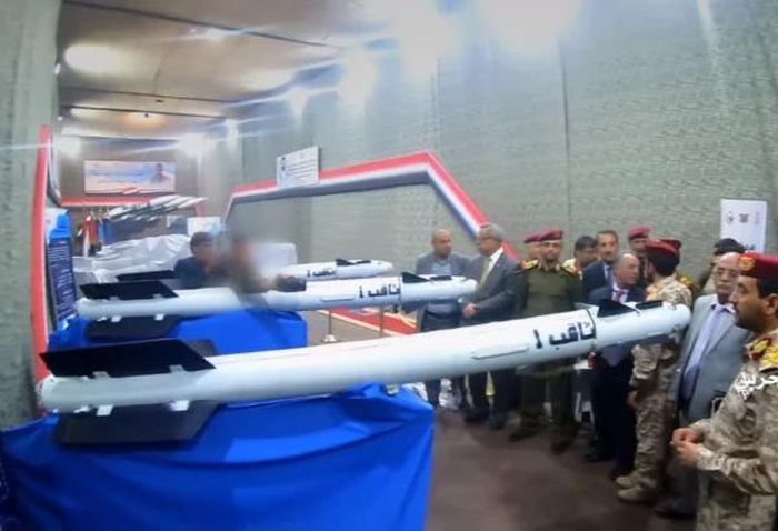 Phiến quân Houthi vừa gây bất ngờ khi cho trưng bày loại tên lửa đất đối không do nước này tự chế tạo. Nguồn ảnh: QQ.