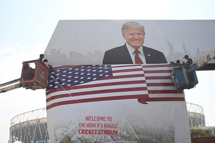Băng rôn chào đón Tổng thống Donald Trump tại sân vận động Motera, Ấn Độ. Ảnh: AFP - Getty