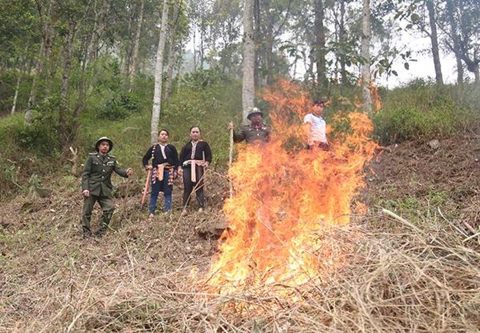 Hướng dẫn người dân kỹ thuật đốt nương đảm bảo an toàn.