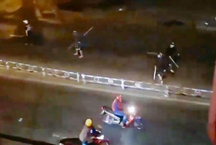 Các đối tượng tay lăm lăm hung khí (ảnh cắt từ clip)