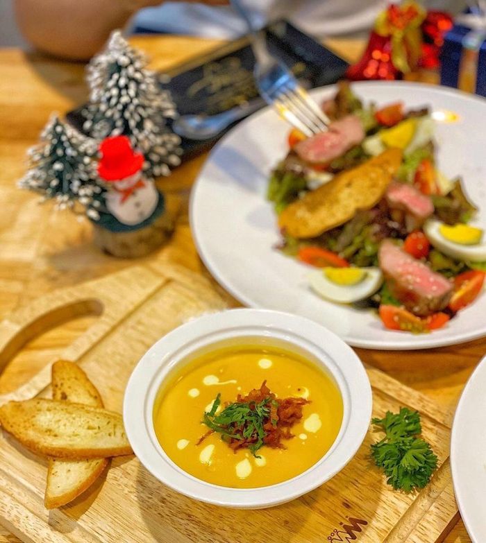 Thực đơn tiệm còn có combo gồm spaghetti mai cua, salad cá ngừ, súp bí đỏ và flan trứng. Đây là sự lựa chọn lý tưởng nếu bạn đi nhóm 2 người. Hầu hết thực khách hài lòng bởi bên cạnh việc thưởng thức món spaghetti mai cua, salad cá ngừ với vị sốt chanh dây chua ngọt lạ vị, súp bí đỏ kết hợp thịt gà và tráng miệng bằng bánh flan mang lại một bữa ăn chất lượng. Ảnh: Lanwiththi.
