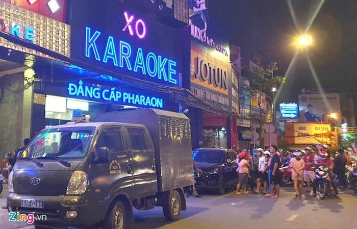  Bên ngoài quán karaoke của Phúc XO. Ảnh: An Huy. 