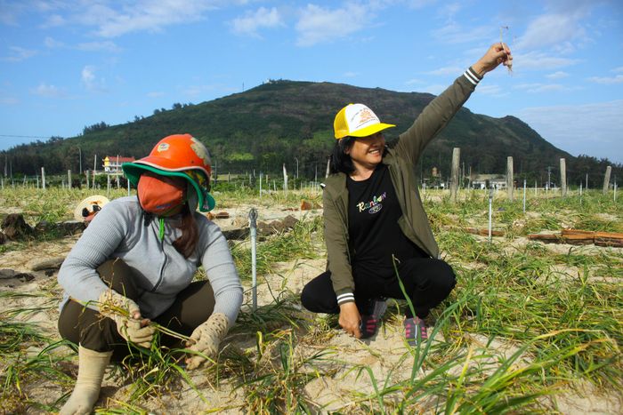 Người phụ nữ này rất vui mừng khi phát hiện một tép tỏi cô đơn trên đồng ruộng. Ảnh: NGUYỄN TRANG