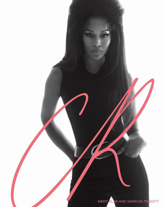 Ở tuổi 49, "báo đen" Naomi Campbell vẫn là siêu mẫu huyền thoại với thần thái đỉnh cao.