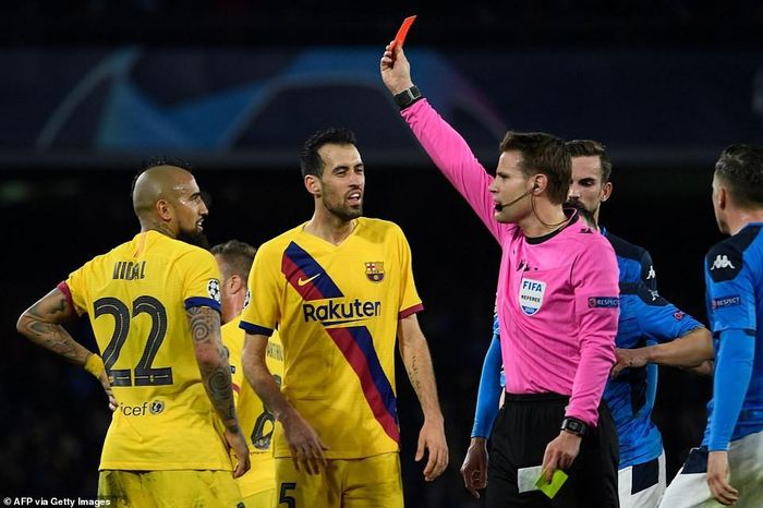 Thẻ đỏ ngớ ngẩn của Vidal khiến Barca gặp nhiều khó khăn hơn.