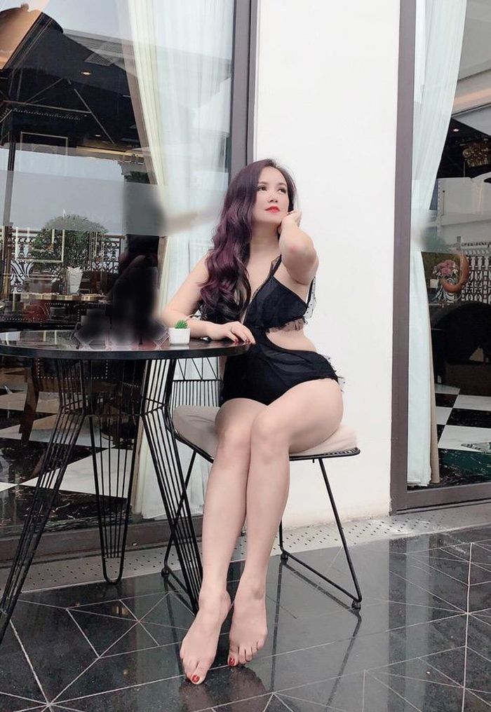 Diễn viên Hoàng Yến vừa tung bộ ảnh bikini 'nóng rực' để chuẩn bị mừng sự kiện quan trọng của mình.