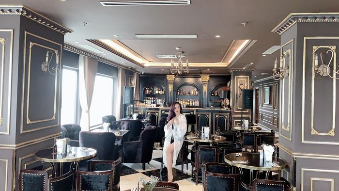 Sau vai cô Xuyến trong Về nhà đi con, Hoàng Yến càng được khán giả đón nhận cho tới tận bây giờ, nữ diễn viên chia sẻ, ra đường, người ta hâm mộ đã quên tên thật của chị.