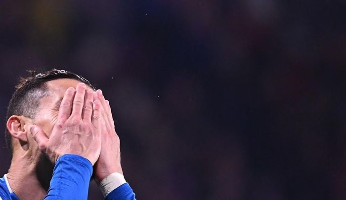 Ronaldo ôm mặt thất vọng khi không thể làm rung mảnh lưới Lyon
