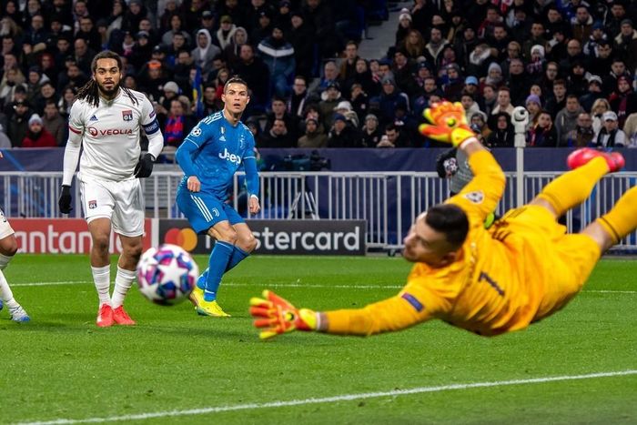 Ronaldo vô duyên với khung thành của Lyon