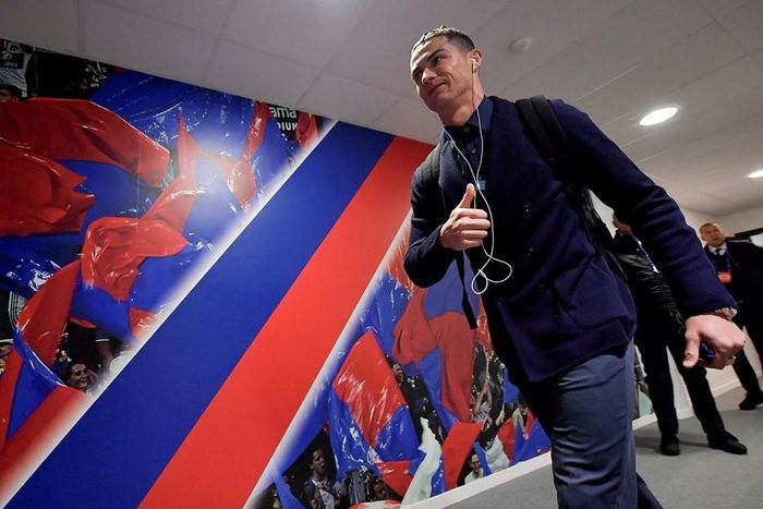 Ronaldo tiến ra sân chuẩn bị cho trận đấu