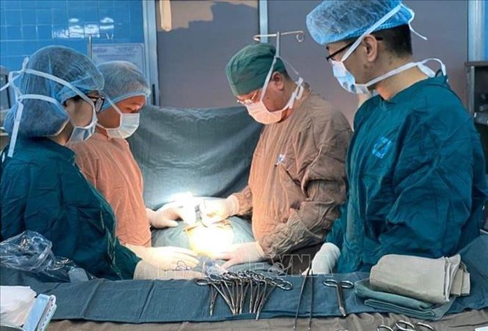 Bác sỹ Nguyễn Văn Tiến (thứ 2 từ trái sang) trong phòng mổ.