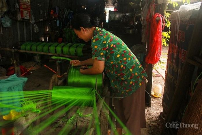 Công việc của "xóm kéo dây" thường bắt đầu từ sáng sớm và kết thúc khi chiều tà. Dây thừng sẽ được thành phẩm và thu gom lại trước khi trời tối. Cuộc sống của họ cứ lặp lại hàng ngày và đã như vậy hơn 20 năm qua.