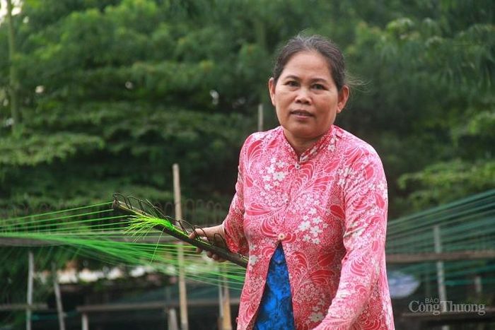 Theo bà Lắm, mỗi ký dây thừng được trả 2.000 - 5.000 đồng tùy kích cỡ. Hiện trong xóm cứ mỗi nhà có khoảng 3 - 4 người làm. "Mỗi người bện một ngày cỡ khoảng trăm ký dây, kiếm được 200.000 đồng/ngày. Nhưng đến mùa mưa thì phải tranh thủ làm từ sớm, mưa to thì nghỉ, nhưng nếu làm ít thì lại thu nhập thấp thôi", bà Lắm chia sẻ.