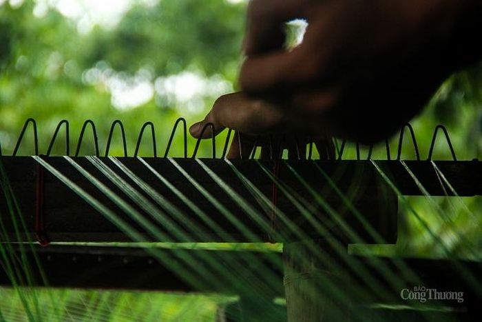 Cuộn dây cước sau khi cho vào máy kéo được căng ra và xỏ qua khe chiếc cào (thanh gỗ có những móc sắt tạo thành từng khe như chiếc lược). Tùy kích cỡ dây thừng mà mỗi khe có từ 5 đến 10 dây.