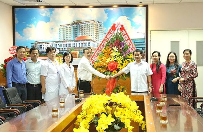 Đồng chí Thái Bảo tặng hoa chúc mừng Ban giám đốc Bệnh viện đa khoa Đồng Nai