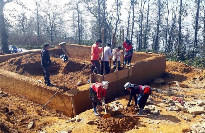 Làm nhà trình tường. Ảnh: Tuấn Ngọc
