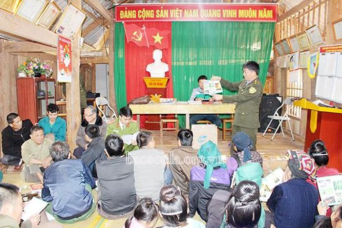 Cán bộ Hạt Kiểm lâm huyện Yên Châu tuyên truyền bảo vệ, PCCCR cho nhân dân bản Huổi Qua, xã Viêng Lán.
