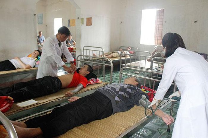 Bác sĩ Trại tạm giam Công an tỉnh Nghệ An thăm, khám cho các bệnh nhân tại Bệnh xá.