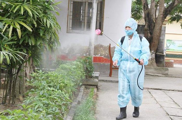 Phun thuốc khử trùng phòng dịch bệnh COVID -19.
