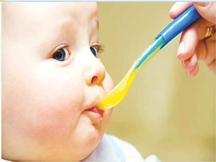 Cho trẻ uống nhiều tùy theo khả năng của trẻ