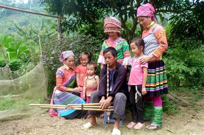 Khèn Mông được thành viên Câu lạc bộ múa hát Khèn Mông thôn Khuổi Khít, xã Kiến Thiết thường xuyên luyện tập.