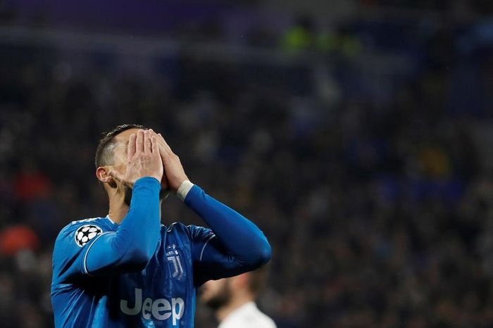 Juventus tấn công bế tắc, trong khi Ronaldo luôn bị cầu thủ Lyon theo kèm gắt gao. Anh không có cơ hội nào thực sự nguy hiểm về phía khung thành thủ môn Lopes.