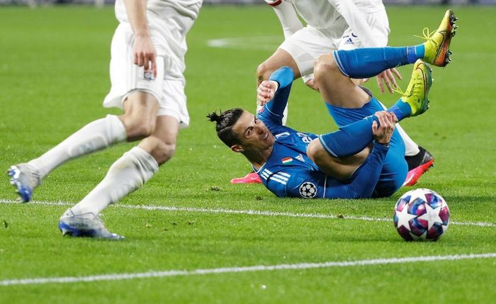 Ronaldo không thể chạm bóng bằng đầu và ngã trong khu vực cấm địa. Siêu sao người Bồ Đào Nha cho rằng anh bị thủ quân Denayer của Lyon phạm lỗi và đòi trọng tài cho Juventus hưởng phạt đền.